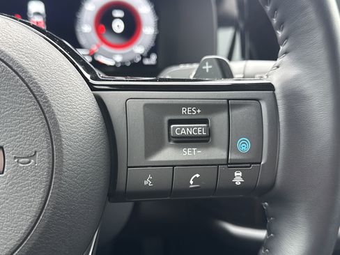 Used 2024 Nissan Pathfinder Platinum image 17