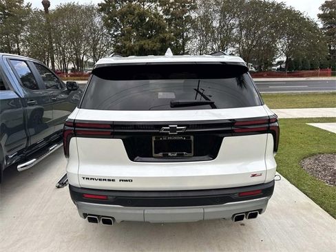 Used 2025 Chevrolet Traverse Z71 w/ Driver Confidence Package image 6
