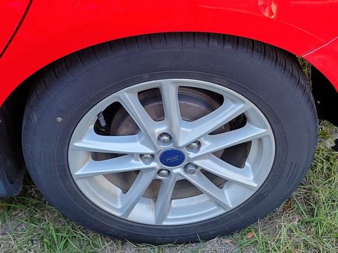 Used 2016 Ford Focus SE w/ Reverse Sensing Package image 9