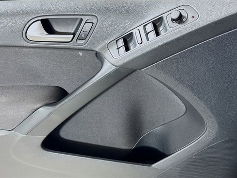 Used 2018 Volkswagen Tiguan Limited w/ Premium Package image 15