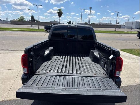 Used 2016 Toyota Tacoma Limited w/ Towing Package AWD/4WD image 9
