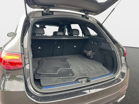 Used 2025 Mercedes-Benz GLC 350e 4MATIC image 9