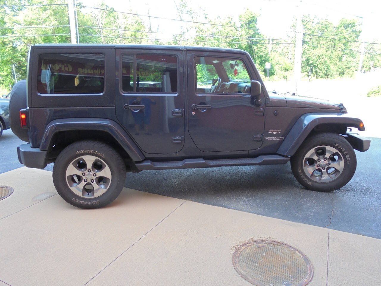 Used 2017 Jeep Wrangler Unlimited Sahara w/ Connectivity Group AWD/4WD image 3