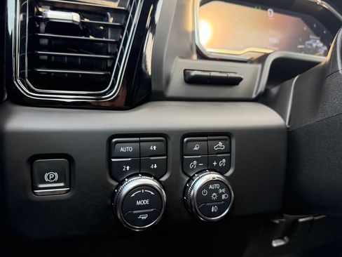 Used 2024 GMC Sierra 2500 AT4 w/ AT4 Premium Plus Package AWD/4WD image 27