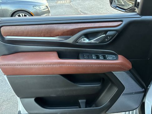 Used 2023 GMC Yukon XL Denali Ultimate image 11