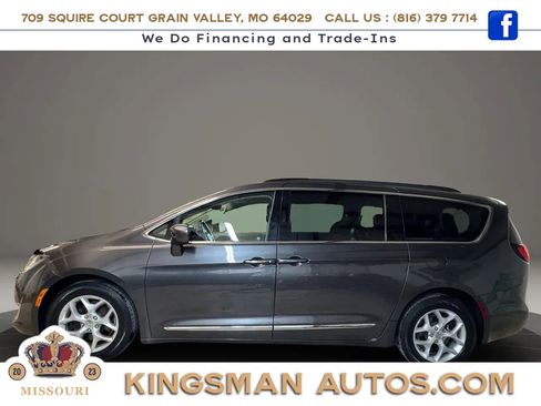Used 2017 Chrysler Pacifica Touring-L w/ Tire & Wheel Group FWD image 7