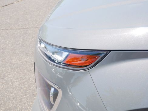 Used 2021 Hyundai Venue SEL FWD image 15