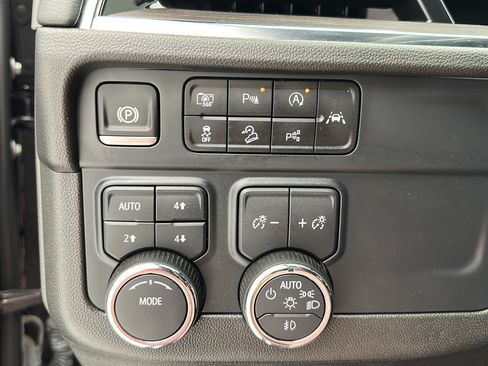 Used 2025 Chevrolet Suburban Z71 AWD/4WD image 21
