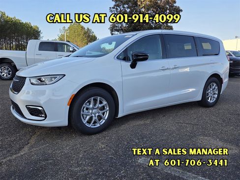 New 2026 Chrysler Pacifica Select image 1