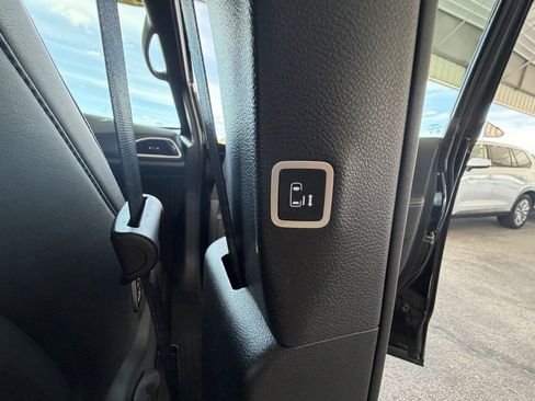 Used 2025 Chrysler Pacifica Select FWD image 27
