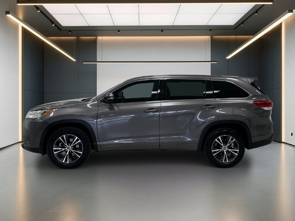 Used 2017 Toyota Highlander LE FWD image 2