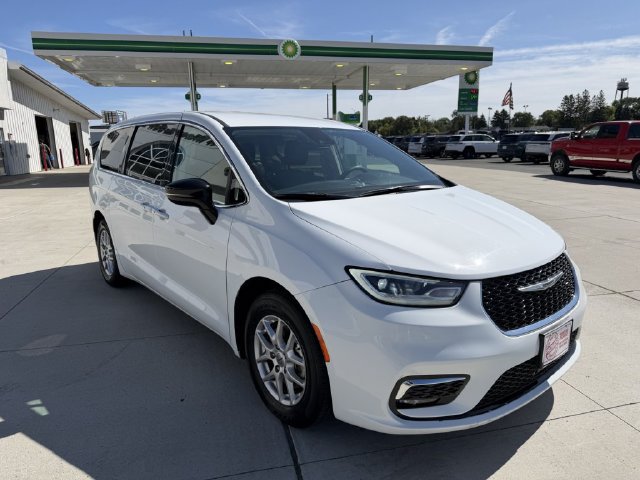 Used 2024 Chrysler Pacifica Touring-L FWD image 1