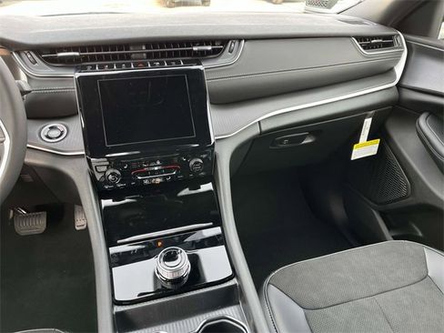 New 2025 Jeep Grand Cherokee Altitude image 11