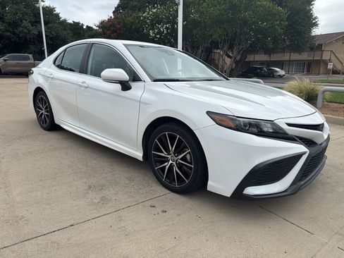 Used 2024 Toyota Camry SE FWD image 7