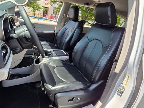 Used 2023 Chrysler Pacifica Touring-L FWD image 7