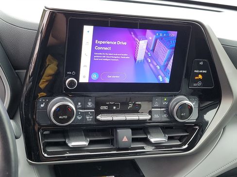 Used 2023 Toyota Highlander XLE FWD image 16