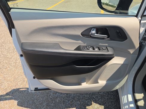Used 2024 Chrysler Pacifica Touring-L FWD image 6