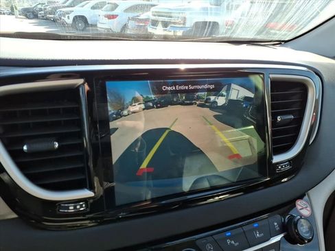 Used 2024 Chrysler Pacifica Touring-L image 15