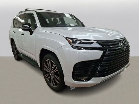 Used 2024 Lexus LX 600 4WD w/ Luxury Package image 2