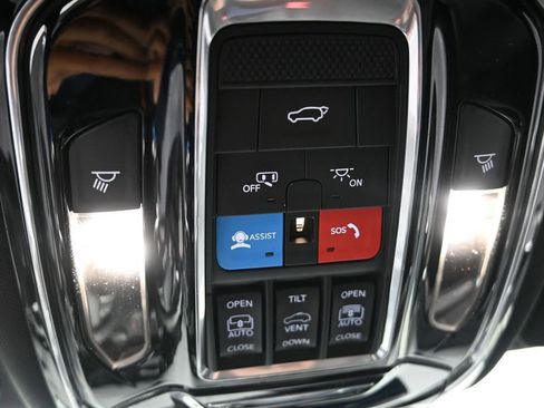 Used 2023 Jeep Grand Cherokee Overland w/ Luxury Tech Group IV RWD image 19