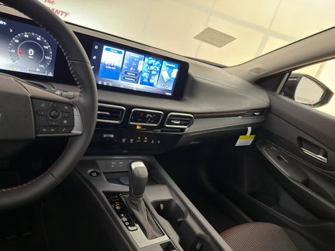 New 2027 Nissan Sentra SR w/ Floor Mat Package FWD image 18