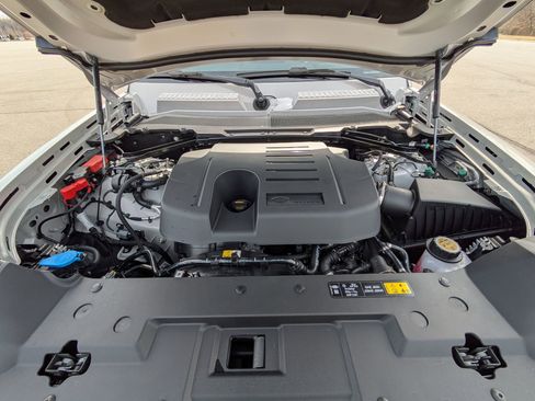 New 2026 Land Rover Defender 110 X-Dynamic SE image 32