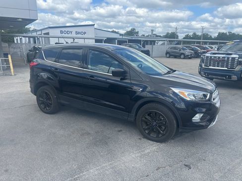 Used 2019 Ford Escape SE image 1