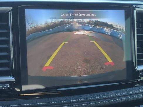 Used 2023 Chrysler Pacifica Touring-L image 18