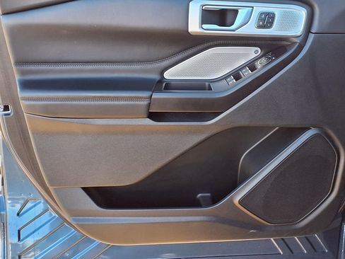 Used 2020 Ford Explorer Platinum w/ Premium Technology Package image 23