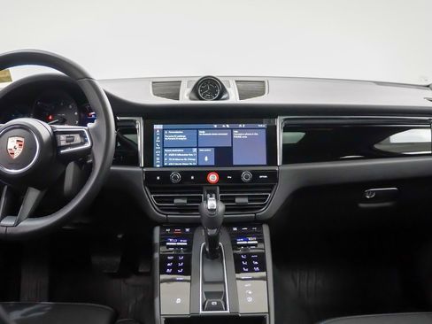 Used 2025 Porsche Macan image 21