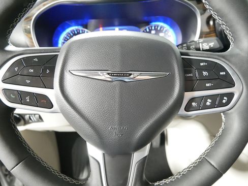Used 2023 Chrysler Pacifica Limited AWD/4WD image 25