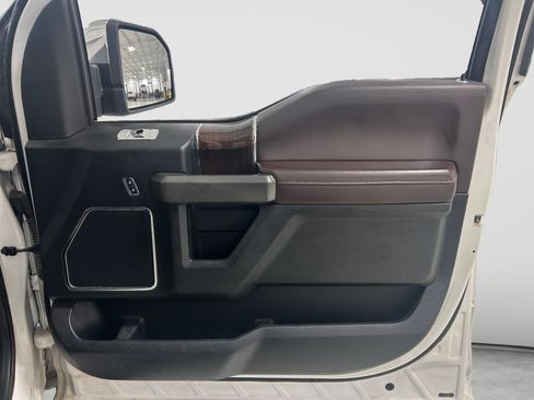 Used 2015 Ford F150 Platinum w/ Equipment Group 701A Luxury AWD/4WD image 10