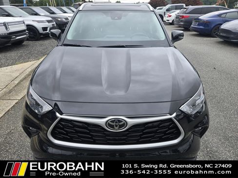 Used 2022 Toyota Highlander XLE AWD/4WD image 27