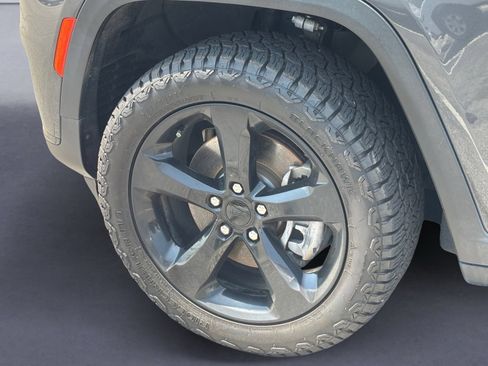 Used 2022 Jeep Grand Cherokee L Limited w/ Black Appearance Package RWD image 5
