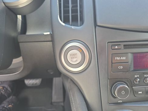 Used 2018 Nissan 370Z Roadster RWD image 19