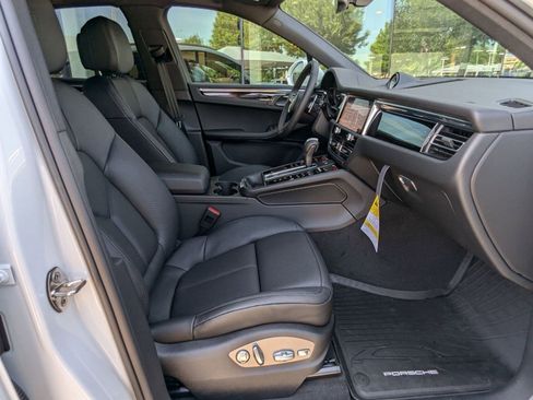 Certified 2025 Porsche Macan AWD/4WD image 25