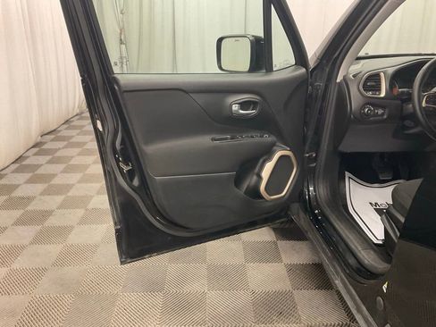 Used 2017 Jeep Renegade Latitude image 22