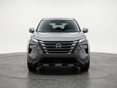 Used 2025 Nissan Rogue SV image 2