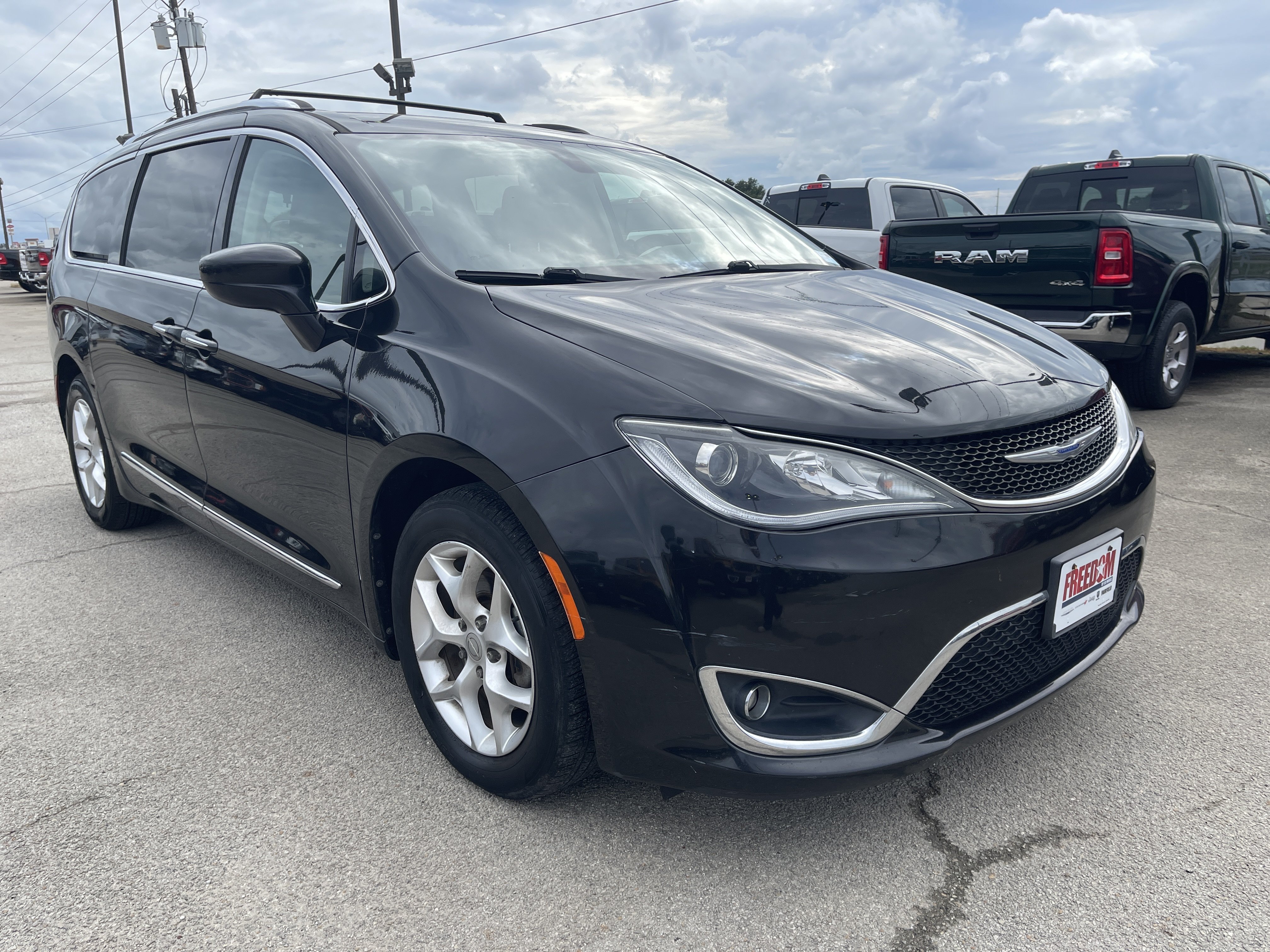 Used 2020 Chrysler Pacifica Touring-L w/ Tire & Wheel Group FWD image 2