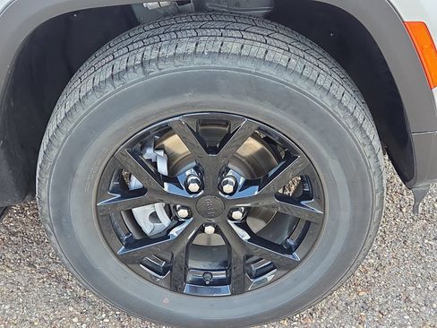 Used 2025 Jeep Grand Cherokee Altitude AWD/4WD image 11