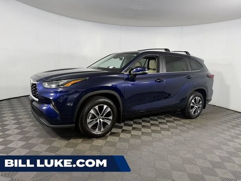 Used 2024 Toyota Highlander XLE FWD image 1