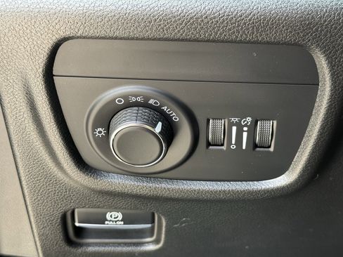 Used 2025 Jeep Grand Cherokee Altitude AWD/4WD image 25