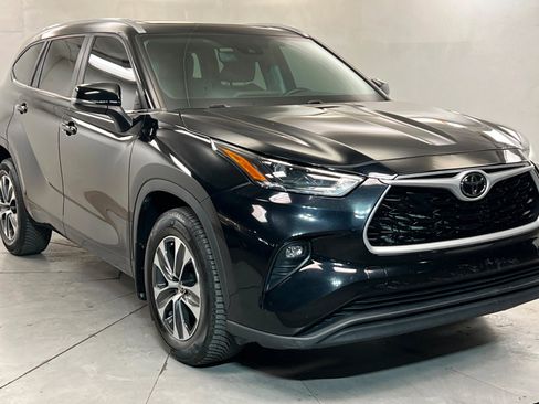 Used 2023 Toyota Highlander XLE AWD/4WD image 8