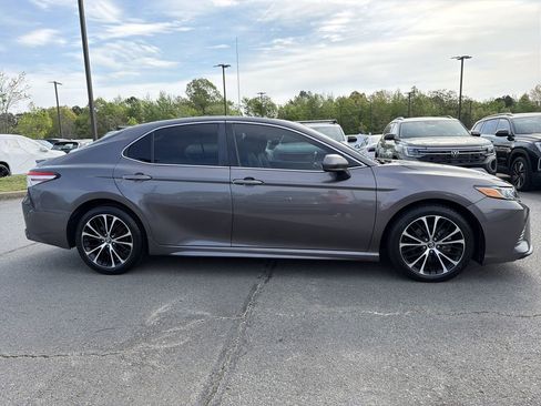 Used 2020 Toyota Camry SE image 6