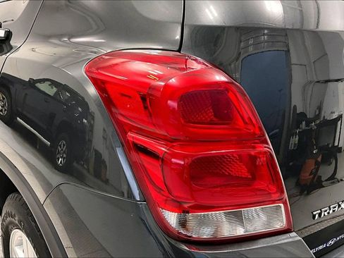 Used 2018 Chevrolet Trax LT w/ LT Convenience Package image 32