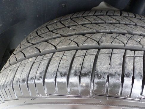 Used 2018 Ford Explorer XLT w/ Equipment Group 202A AWD/4WD image 18