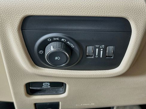 Used 2023 Jeep Grand Cherokee L Limited AWD/4WD image 17