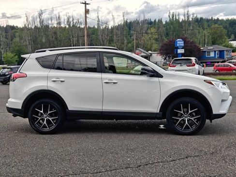 Used 2018 Toyota RAV4 SE w/ Power Extra Value Package AWD/4WD image 10