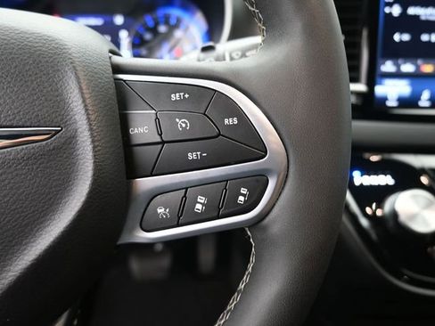 Used 2025 Chrysler Pacifica Select FWD image 23