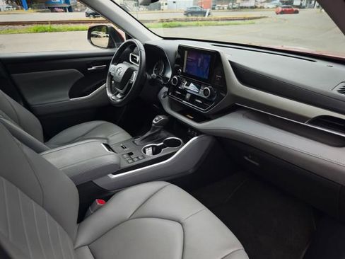 Used 2023 Toyota Highlander XLE FWD image 32